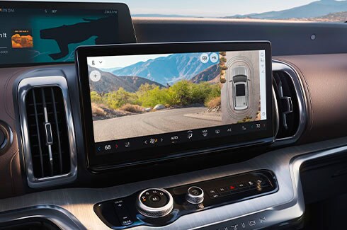 Ford Expedition 2025 cuenta con cámara de reversa para una mayor facilidad al momento de estacionar